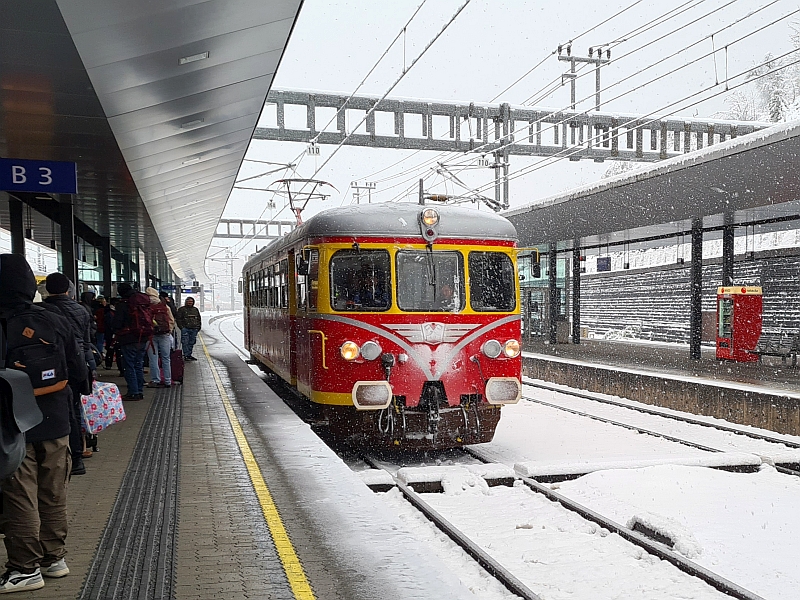 Einfahrt des historischen Triebwagens ET 10.104 in den Bahnhof Feldkirch
