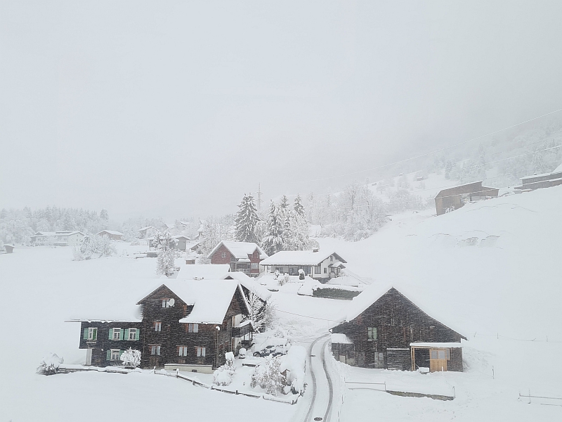 Fahrt auf der winterlichen Arlbergbahn durch Vorarlberg