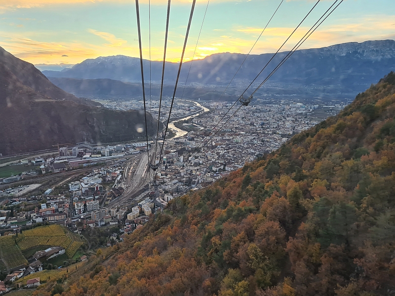 Bergfahrt mit der Seilbahn über den Dächern von Bozen