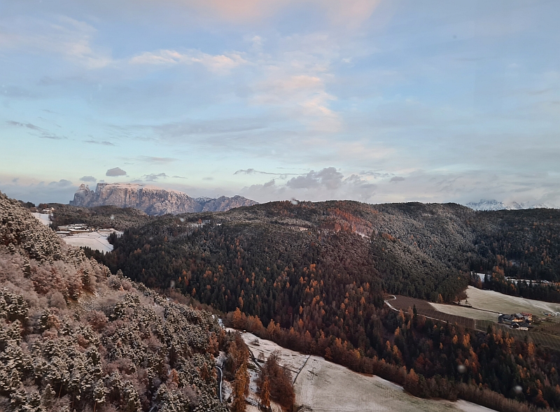 Blick von der Seilbahn auf die Dolomiten