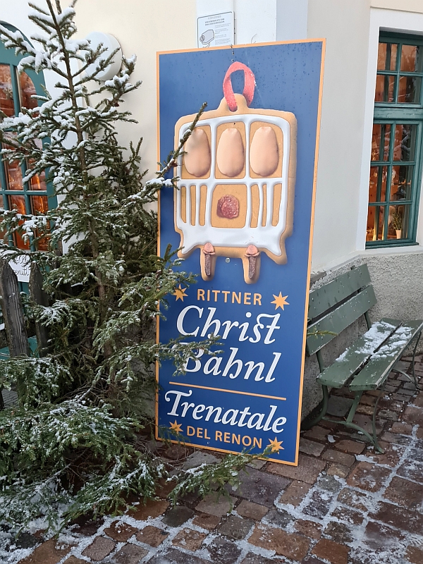Werbetafel 'Rittner Christbahnl' am Bahnhof Oberbozen