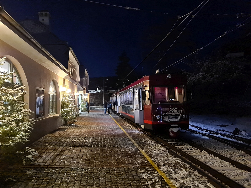 Zug der Rittner Bahn im Bahnhof Klobenstein