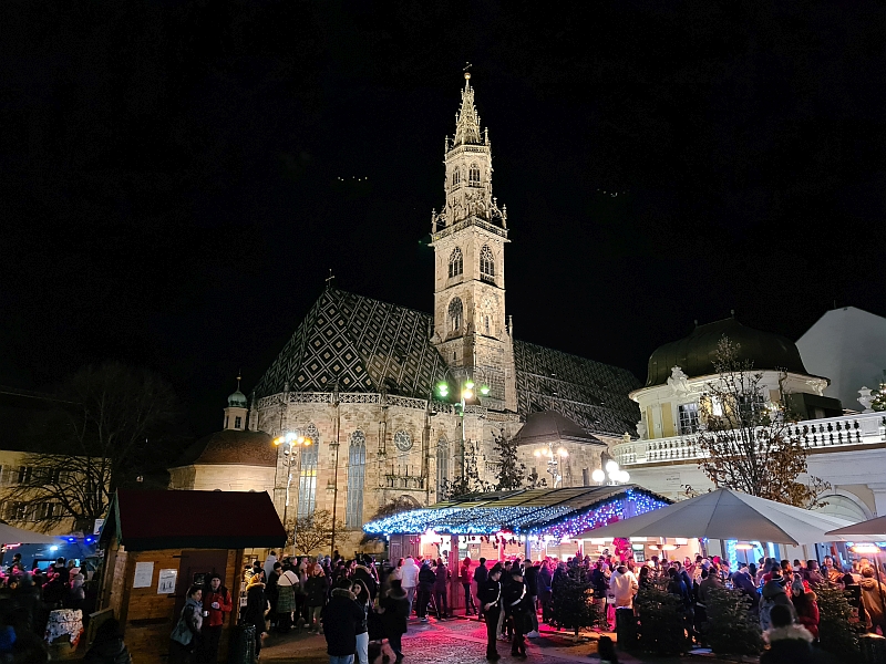 Weihnachtsmarkt vor dem Bozner Dom Maria Himmelfahrt