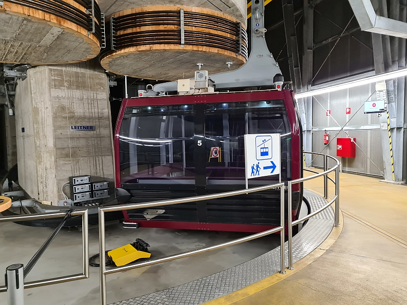 Seilbahn in der Talstation in Bozen