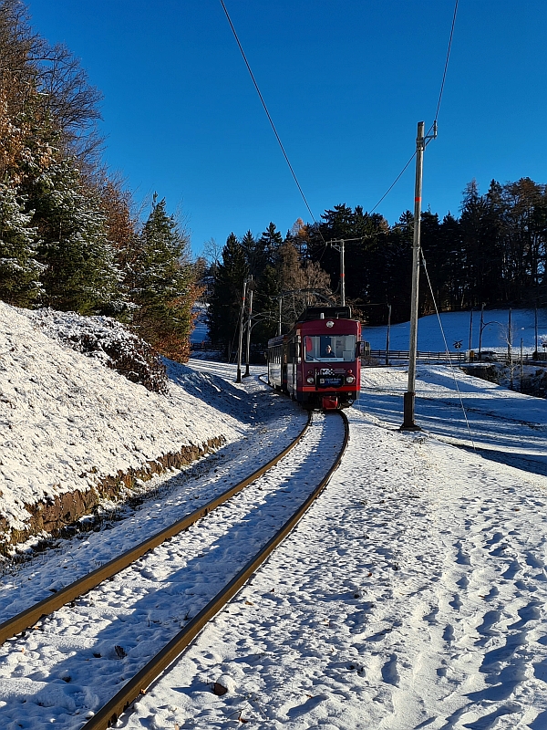 Ein Zug der Rittner Bahn erreicht Wolfsgruben