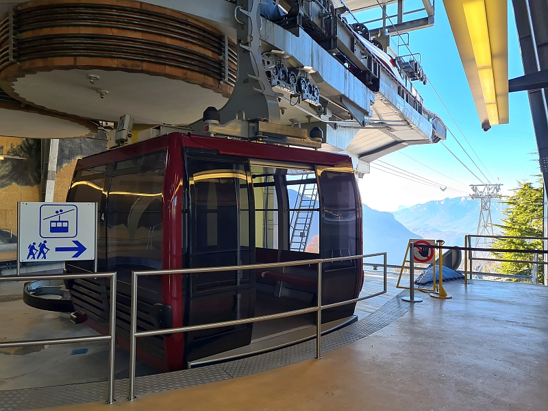 Gondel der Rittner Seilbahn in der Bergstation Oberbozen