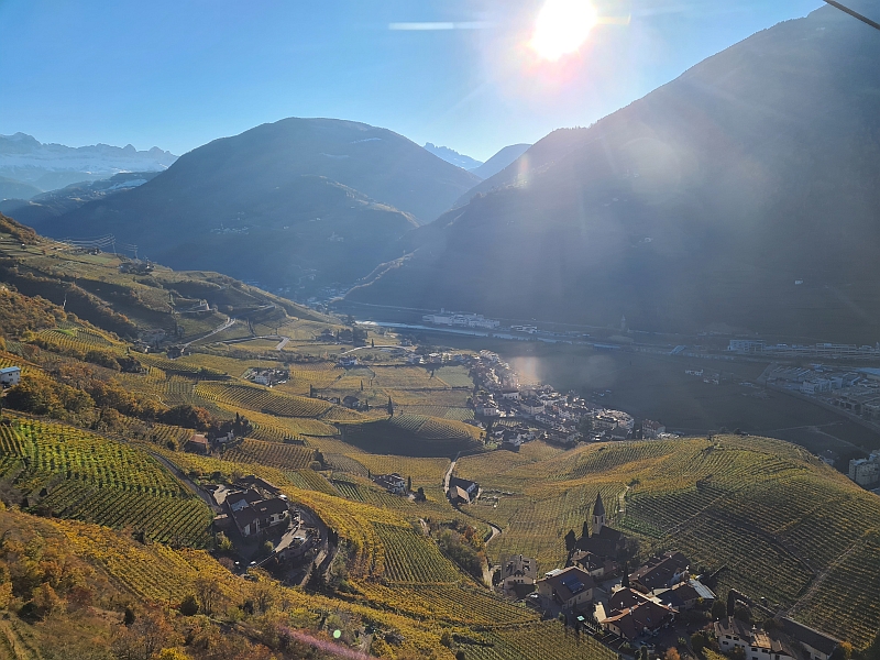Blick von der Seilbahn auf St. Magdalena und ins Eisacktal
