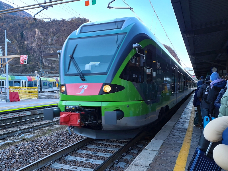 Einfahrt eines Flirt-Triebzugs der Trenitalia in den Bahnhof Bozen