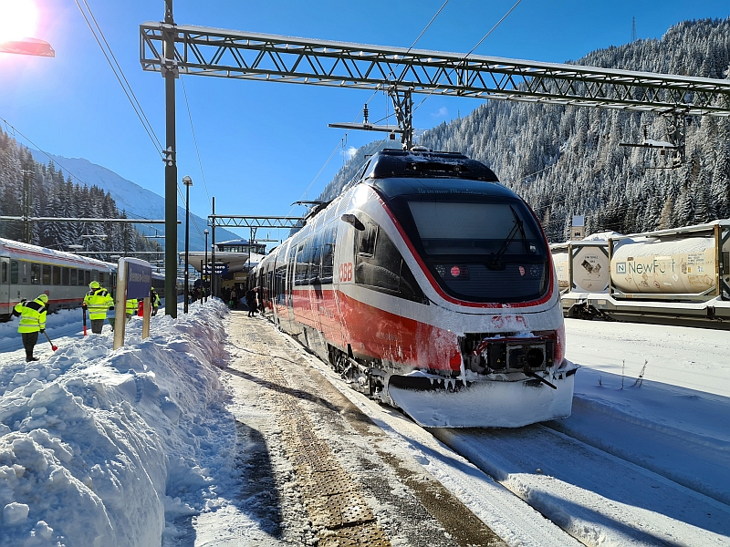 Talent-Triebzug der ÖBB im Bahnhof Brenner