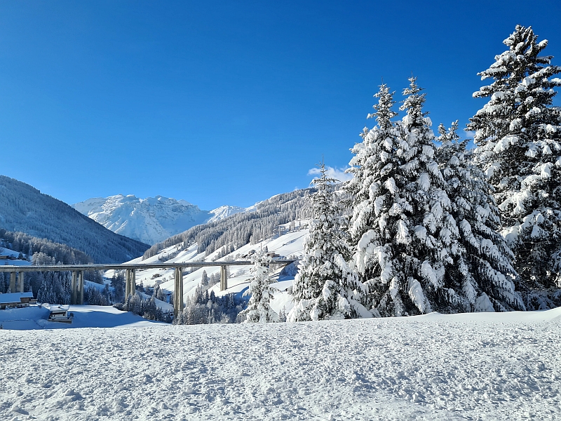Blick aus dem Zugfenster zum Talübergang Obernberg