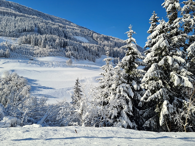 Fahrt auf der winterlichen Brennerbahn
