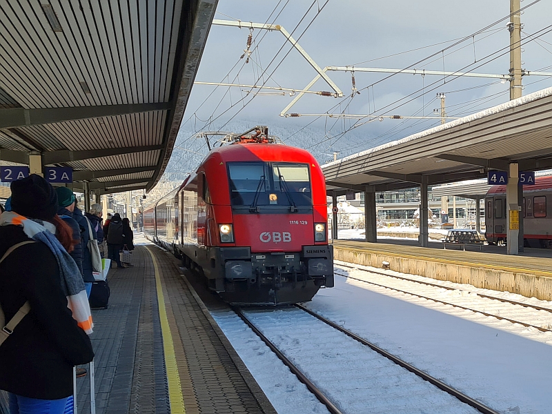 Einfahrt eines Railjets in den Hauptbahnhof Innsbruck