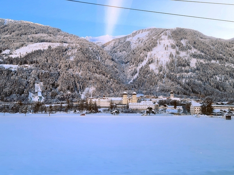 Blick vom Zug auf die Zisterzienserabtei Stift Stams