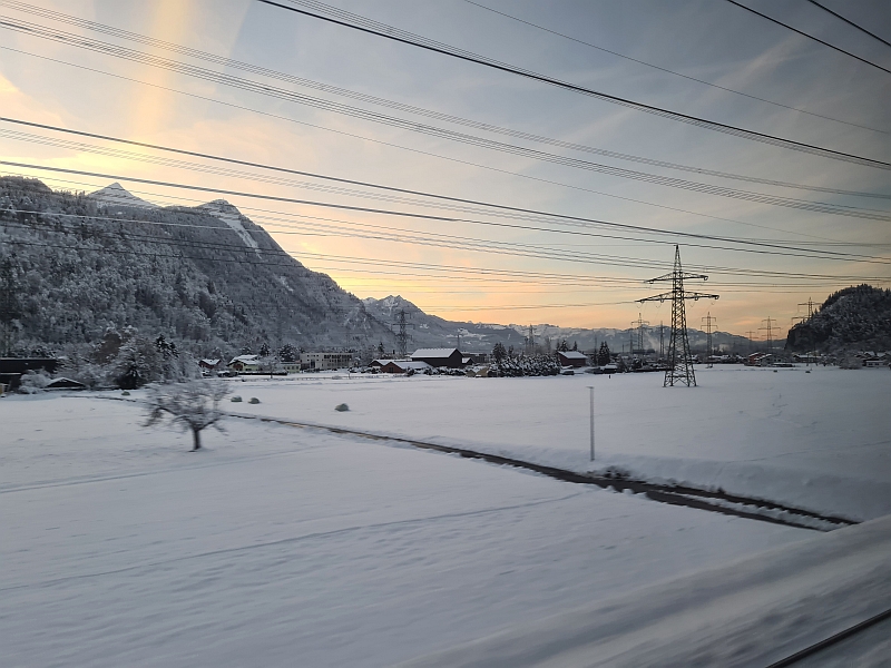 Fahrt auf dem Talboden durch Vorarlberg