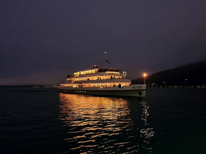 Das Passagierschiff Austria als 'Weihnachtsschiff' erreicht Bregenz
