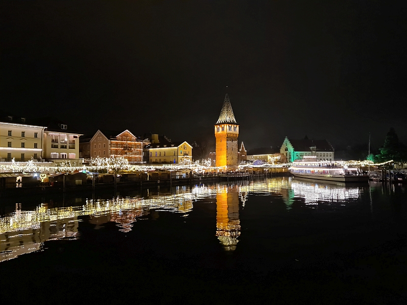 Blick über das Hafenbecken zum Mangturm