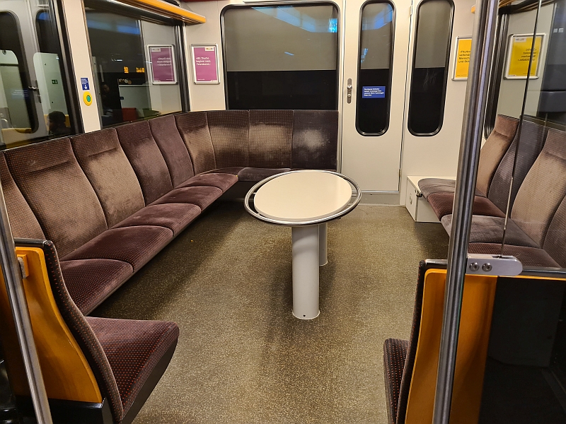 Sitzlandschaft im Endwagen der 2. Klasse im GTW