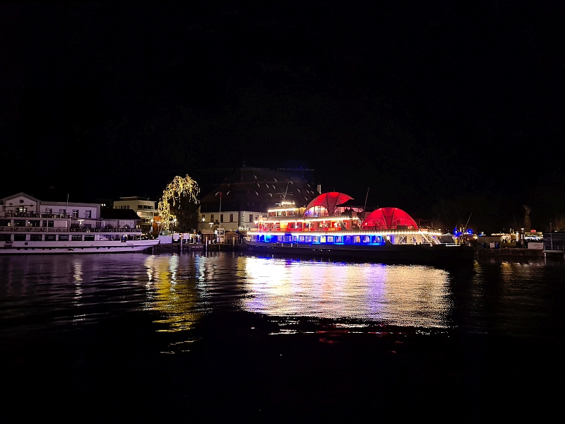 Blick über den weihnachtlichen Hafen von Konstanz