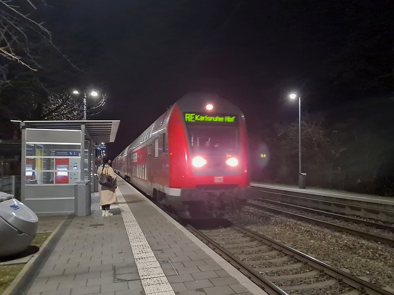 Einfahrt eines Zugs der Schwarzwaldbahn in Allensbach