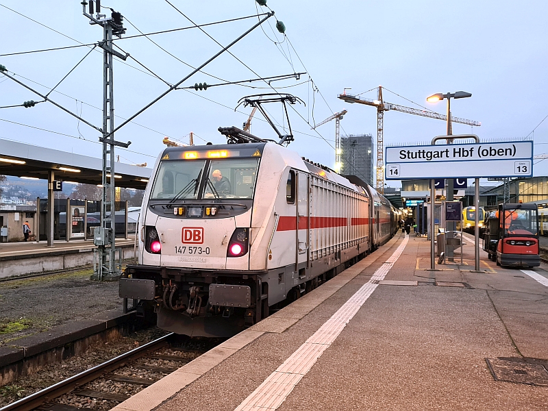IC 2-Zug mit Lok der Baureihe 147 in Stuttgart