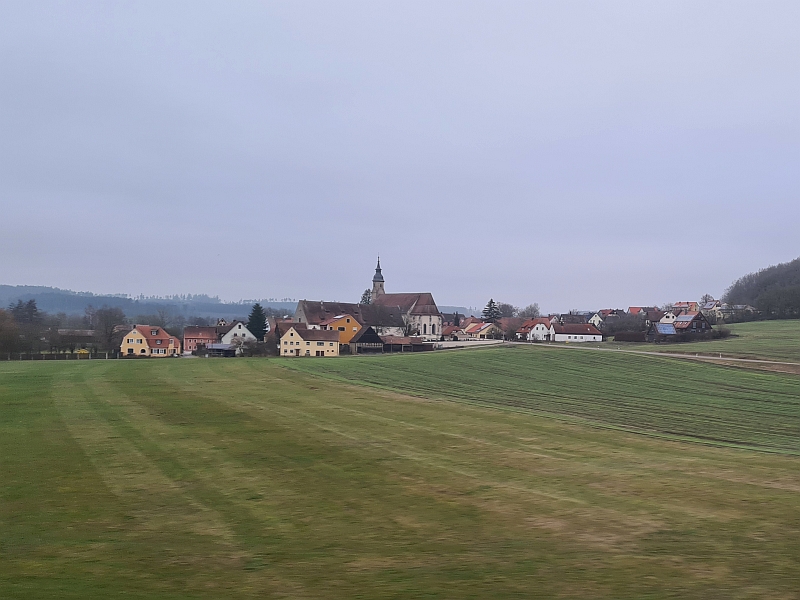 Blick vom Zugfenster auf Kloster Sulz