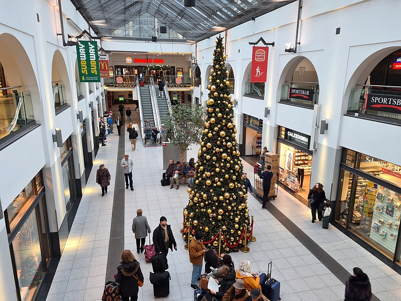 Weihnachtsbaum in der L&auml;ngshalle des Hauptbahnhofs N&uuml;rnberg