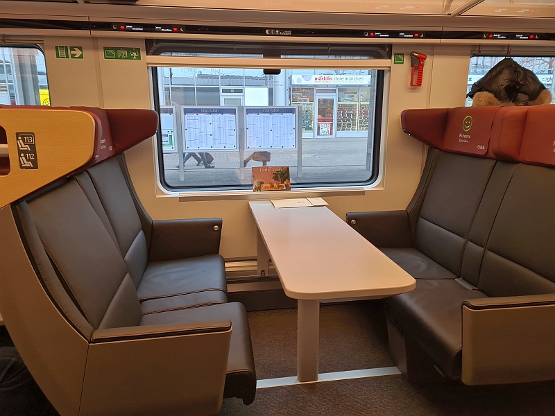 Sitzgruppe im Railjet der zweiten Generation