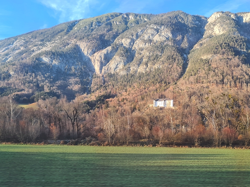 Blick vom Zug auf Schloss Tratzberg
