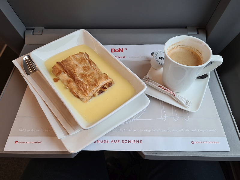 Apfelstrudel und Verl&auml;ngerter aus dem Bordrestaurant