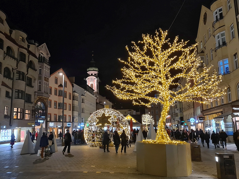 Weihnachtliche Dekoration an der Maria-Theresien-Stra&szlig;e in Innsbruck