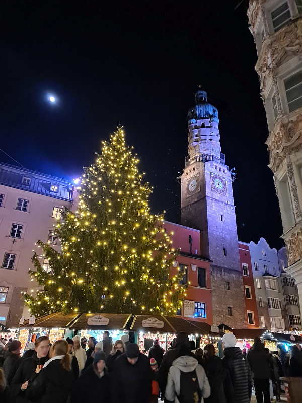Christkindlmarkt zu F&uuml;&szlig;en des Stadtturms Innsbruck