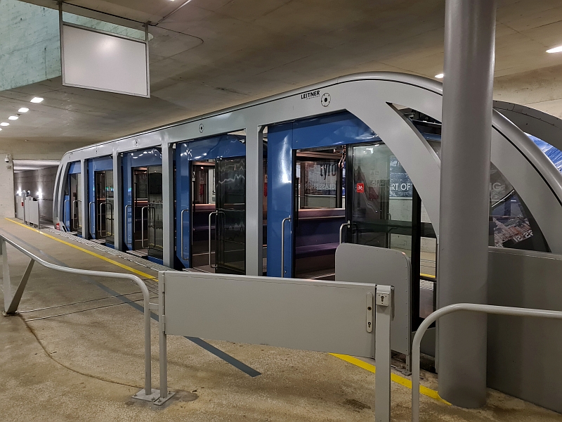 Wagen der Hungerburgbahn an der Talstation