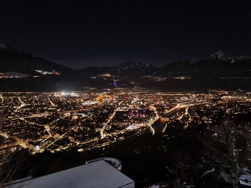 Blick von der Hungerburg &uuml;ber das Lichtermeer von Innsbruck