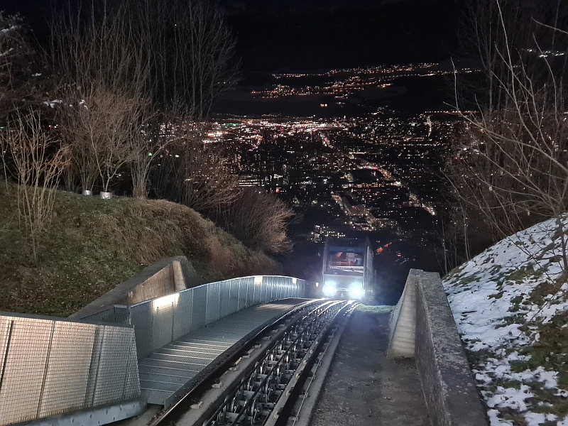 Einfahrt der Bahn in die Bergstation der Hungerburgbahn