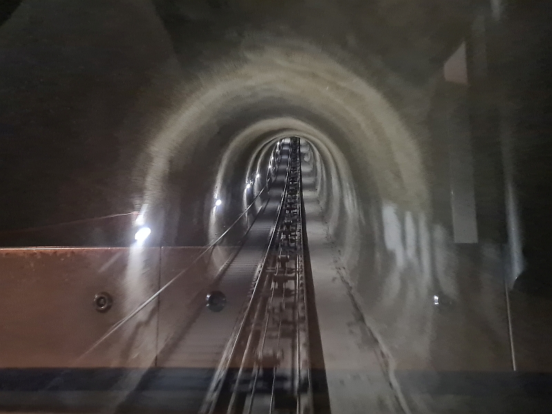 Talfahrt der Hungerburgbahn durch einen Tunnel