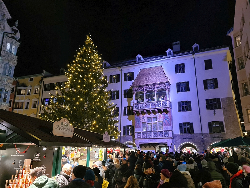 Christkindlmarkt vor dem Goldenen Dachl in Innsbruck